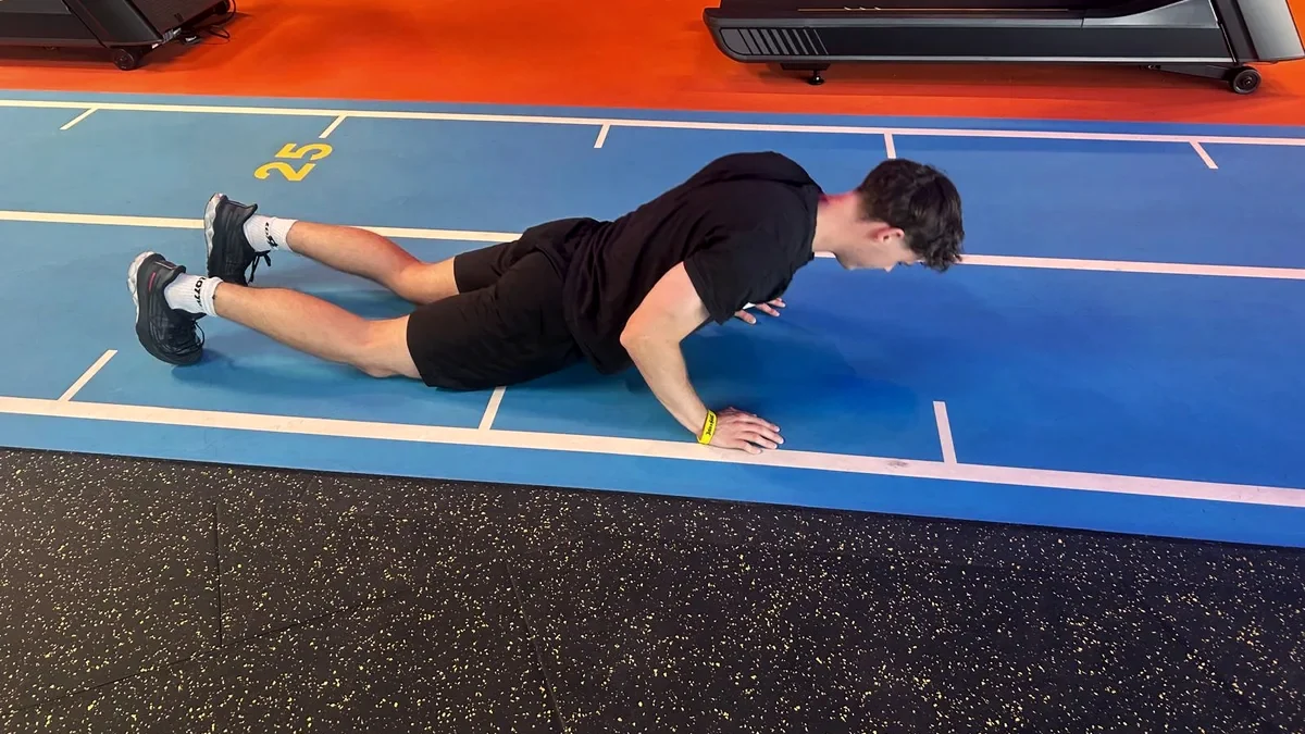 Niklas Donner in der tiefen Position eines Burpee Broad Jump