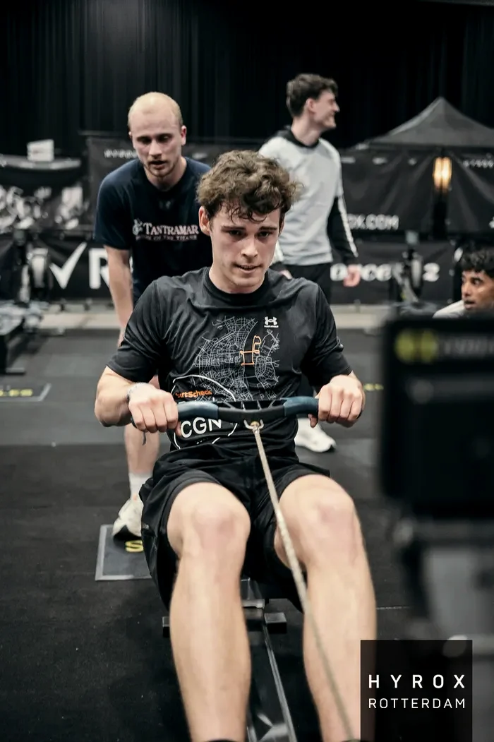 Niklas Donner beim 1.000-m-Rudern auf dem RowErg bei Hyrox
