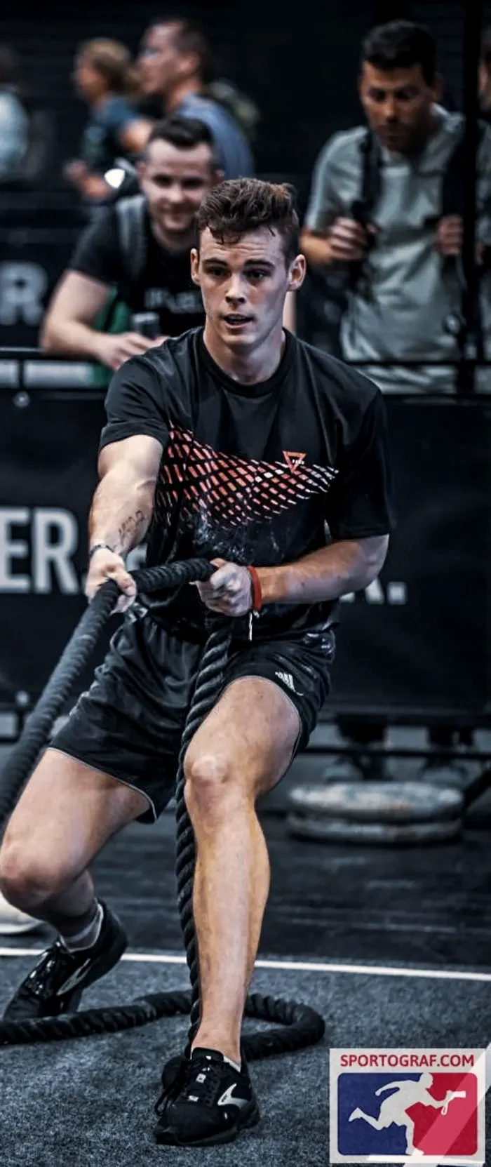Niklas Donner beim Sled Pull bei einem Hyrox-Wettkampf