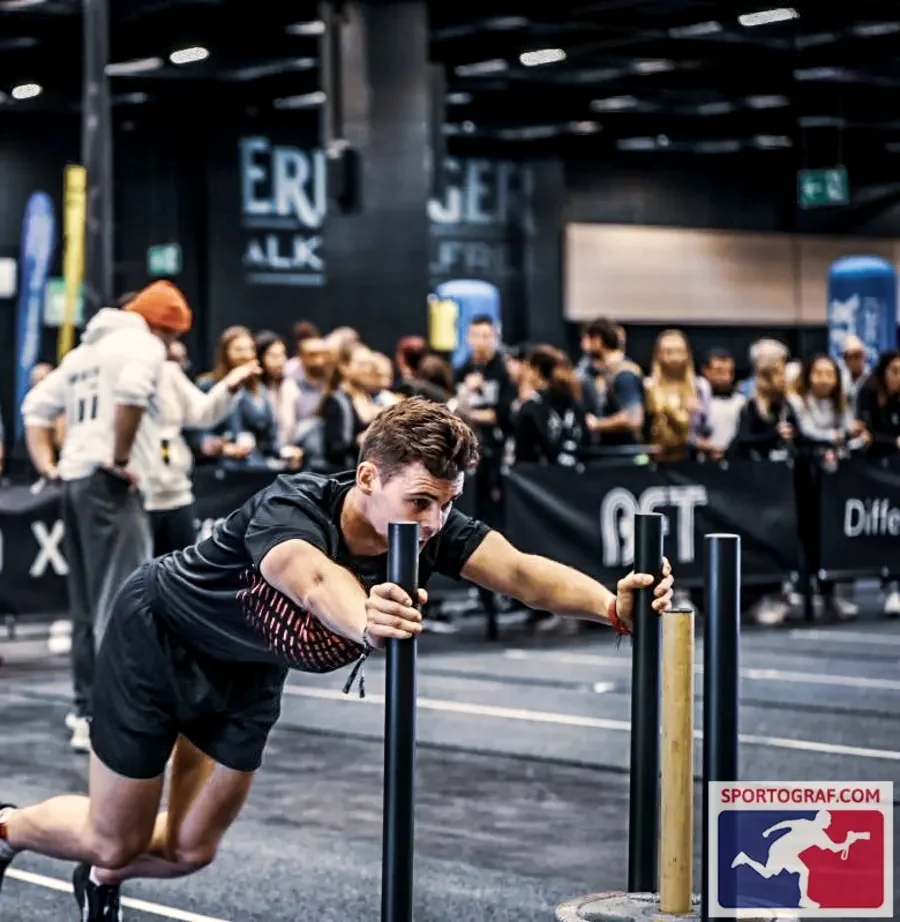 Niklas Donner beim Sled Push auf der Hyrox Race-Floor
