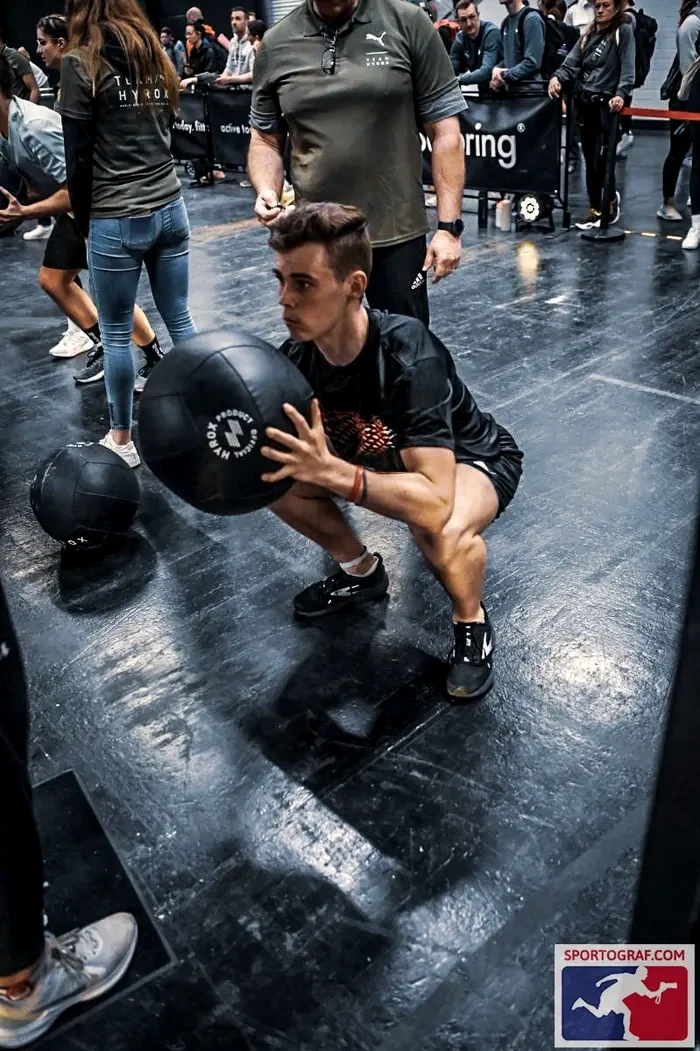 Niklas Donner bei Wall Balls in der tiefen Kniebeuge bei Hyrox