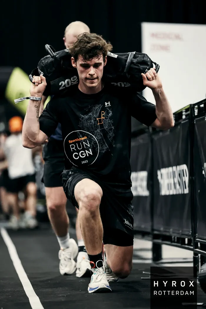 Niklas Donner bei Sandbag Lunges mit 20-kg-Sandsack bei Hyrox