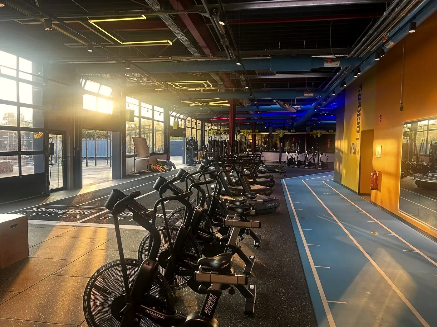 Trainingsfl&auml;che im Iron&Soul Neuss mit Indoor-Laufbahn und Hyrox-Bereich
